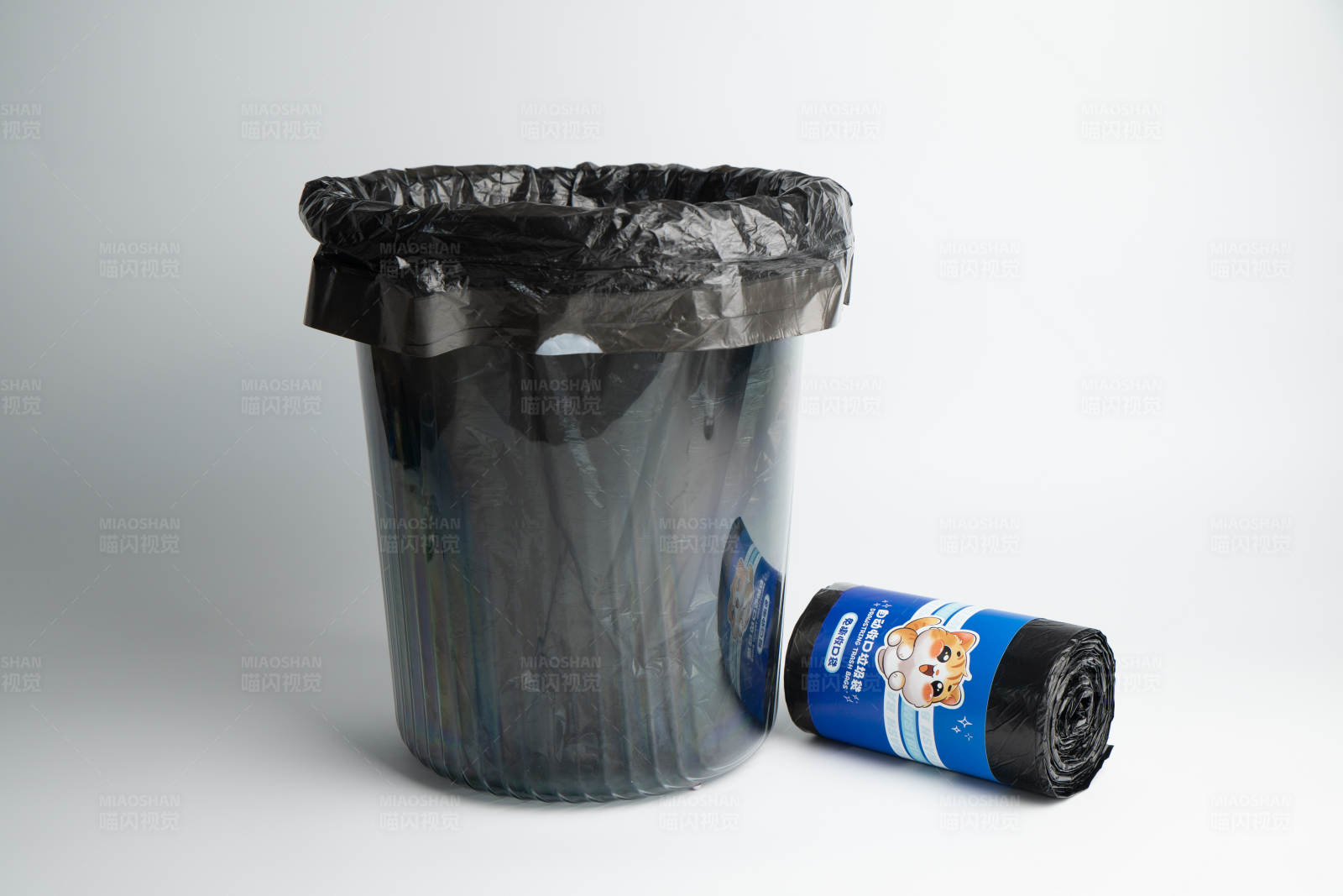 黑色垃圾桶与垃圾袋图片