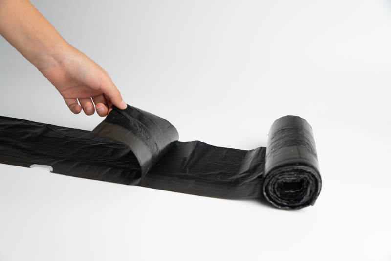 展开黑色塑料袋卷图片