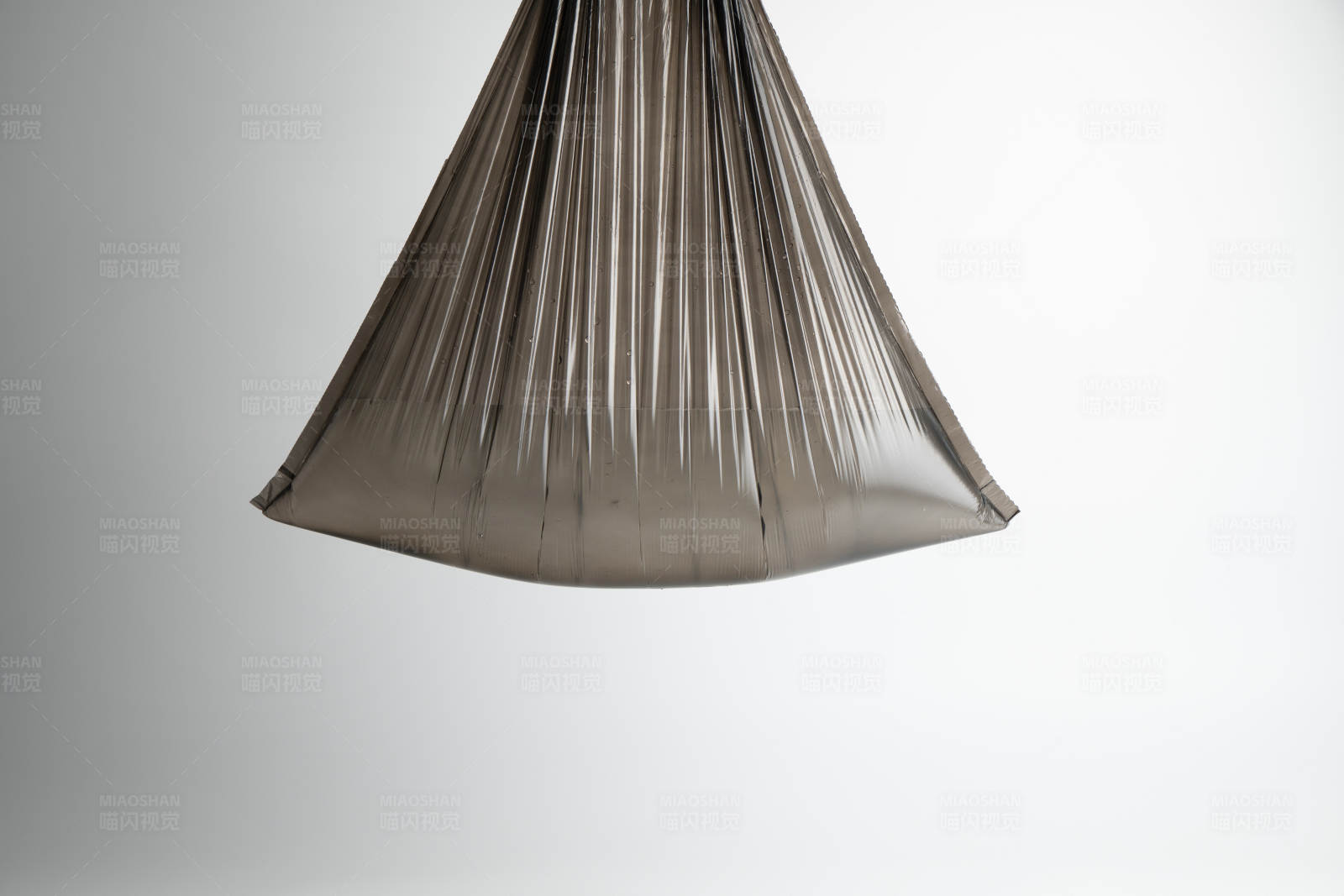 垃圾袋装满水图片