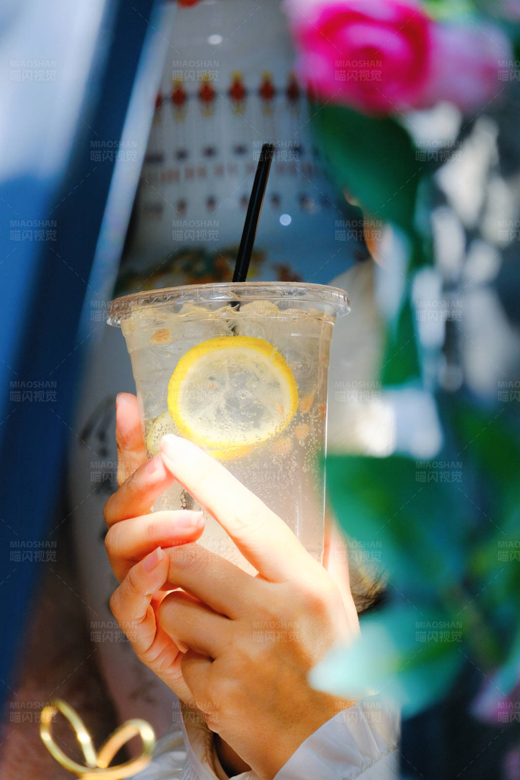 柠檬气泡水的清新享受图片
