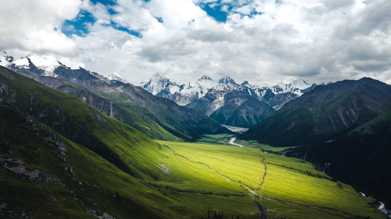 雪山下的绿色山谷图片