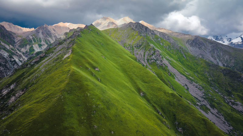 绿意盎然的山脊线图片