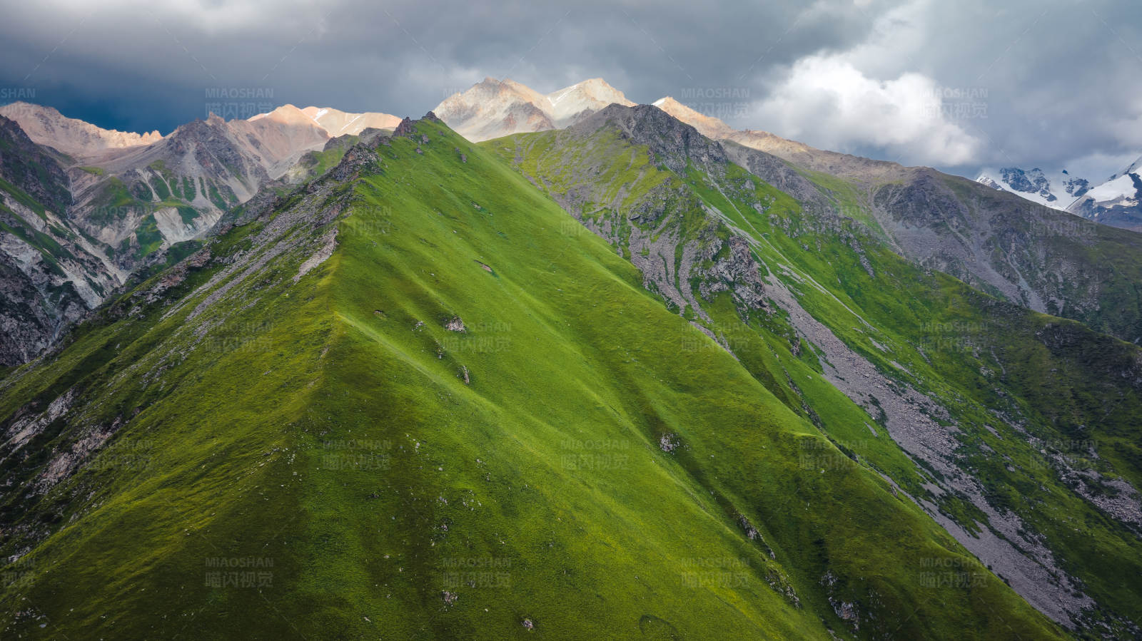 绿意盎然的山脊线图片