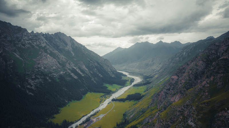 山谷河流云雾间图片