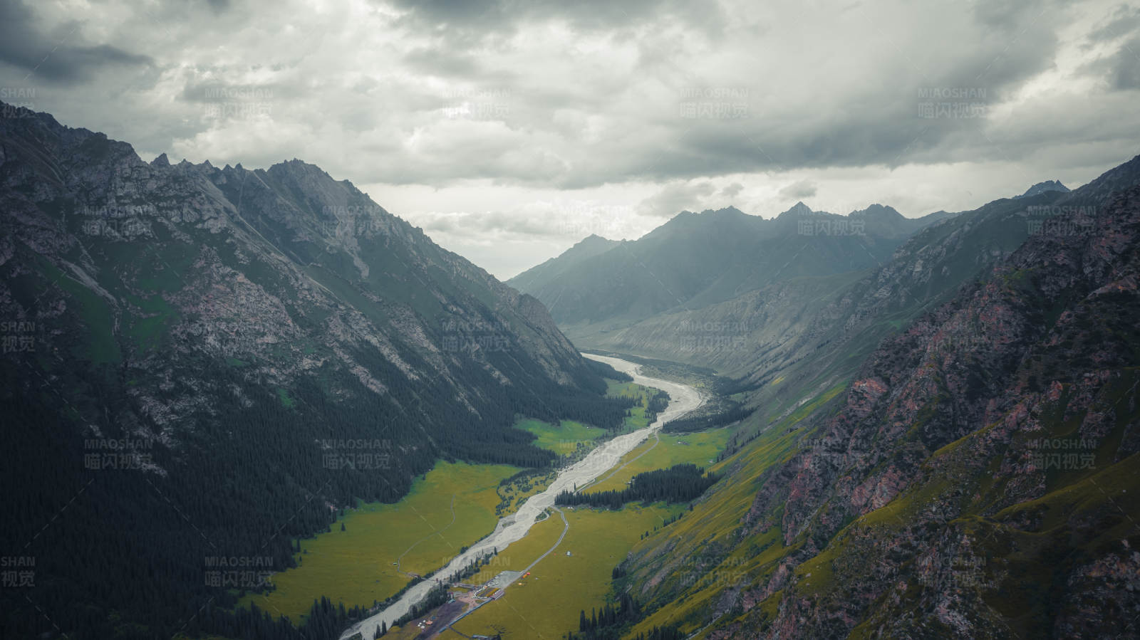 山谷河流云雾间图片