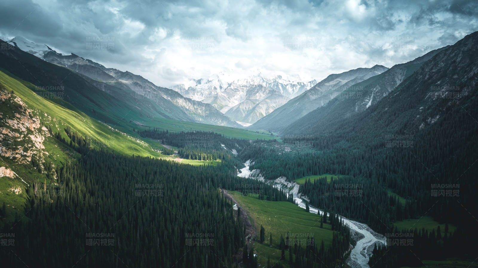 雪山绿谷图片