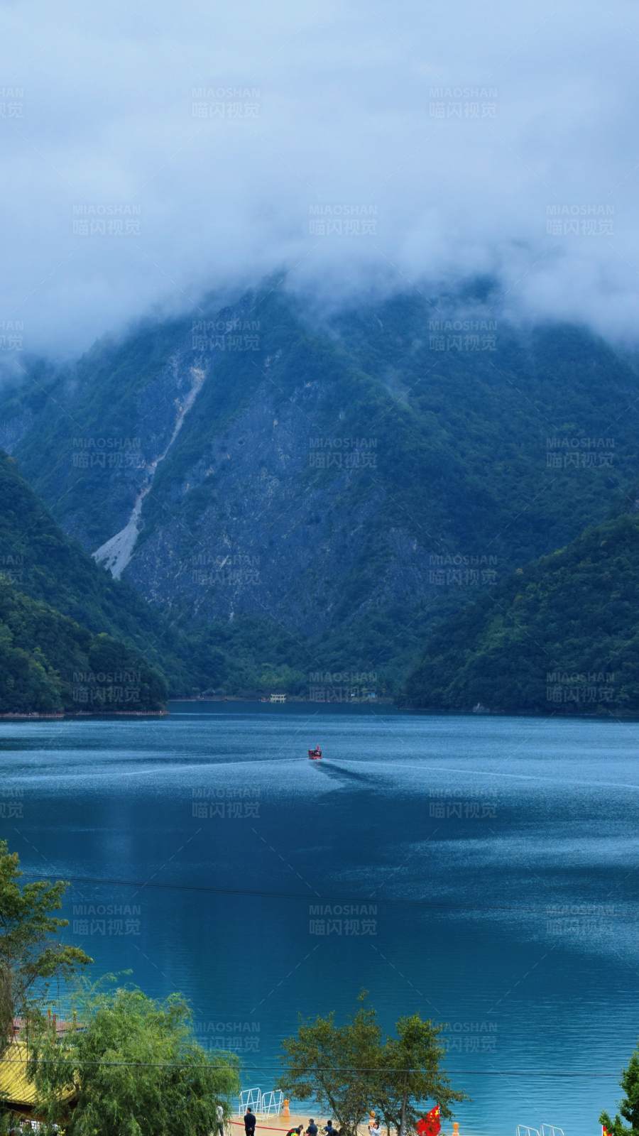 云雾缭绕的湖光山色图片