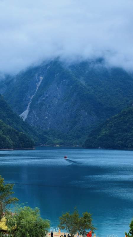 云雾缭绕的湖光山色图片