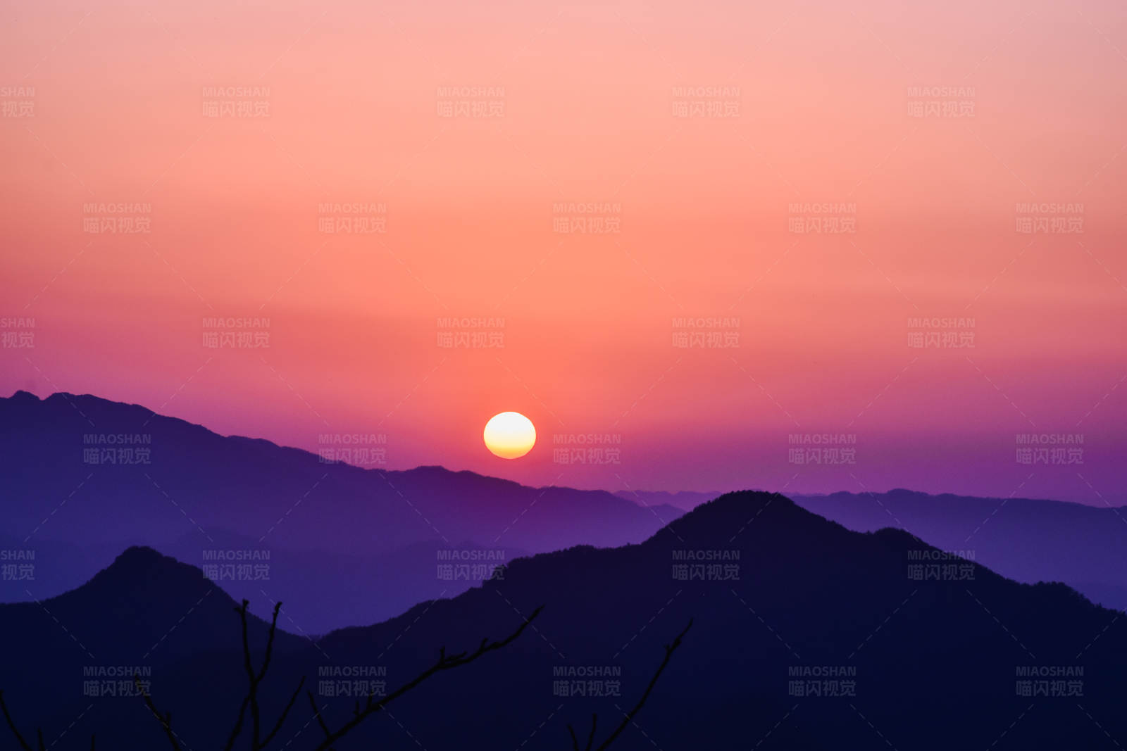 山间落日余晖图片