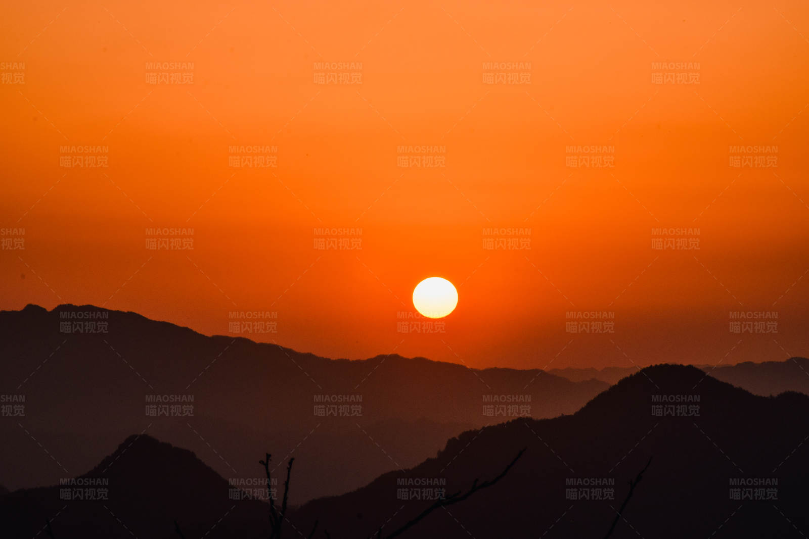 山间落日余晖图片