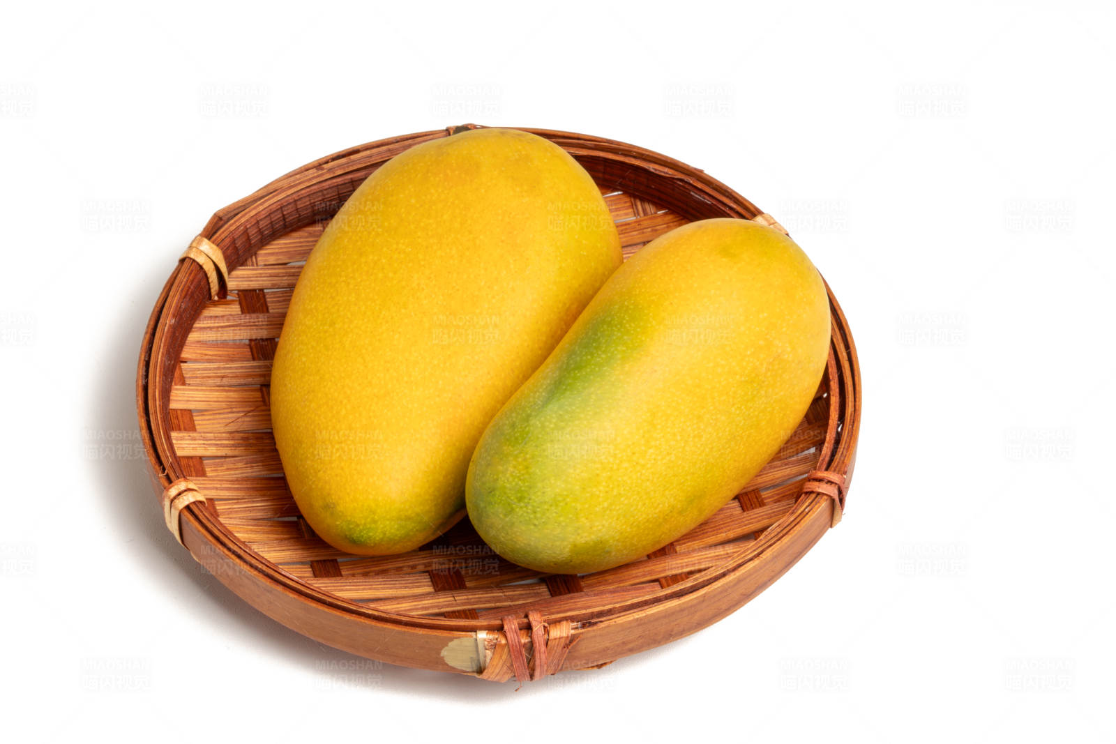 竹篮里的两个芒果图片