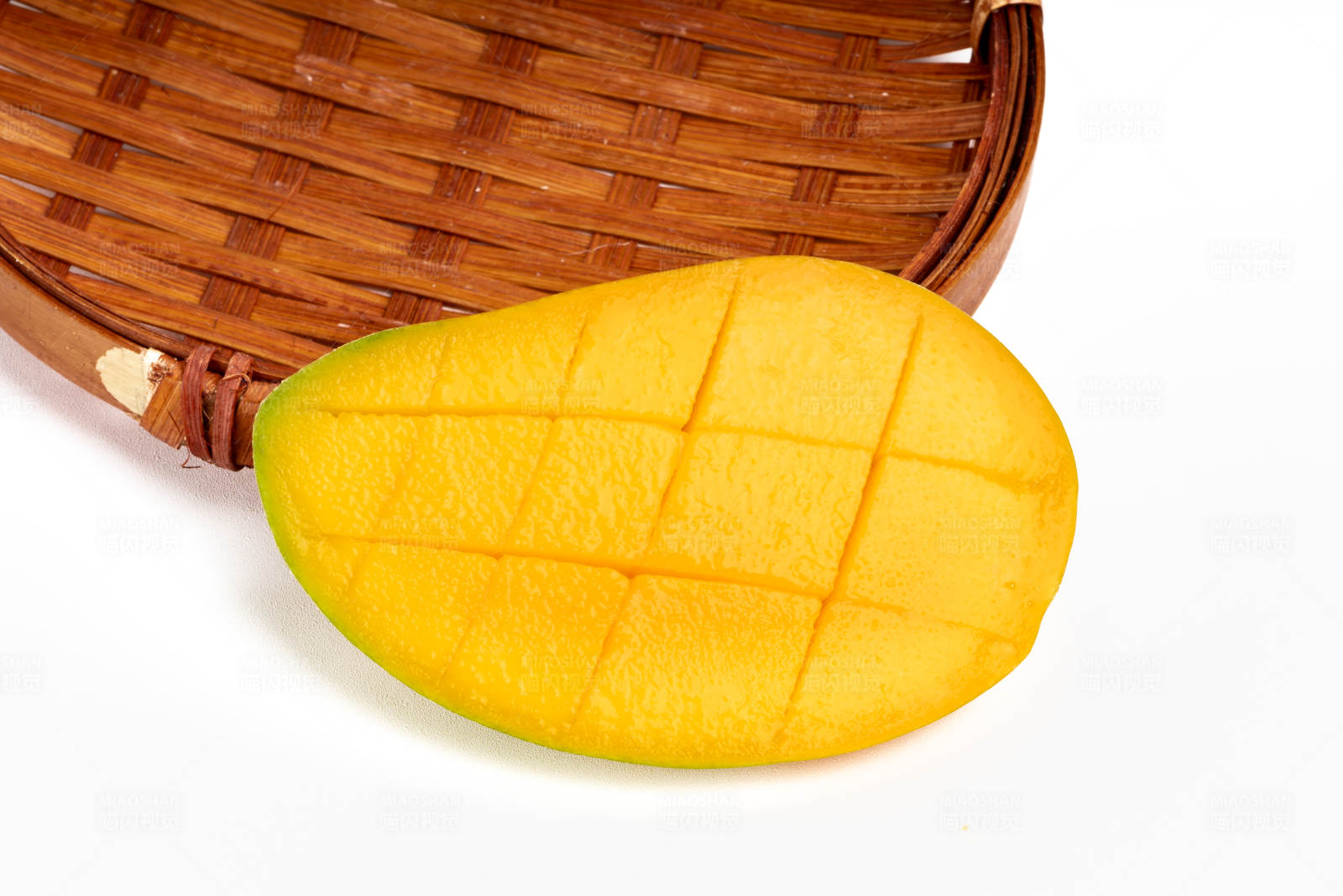 切好的芒果与篮子图片