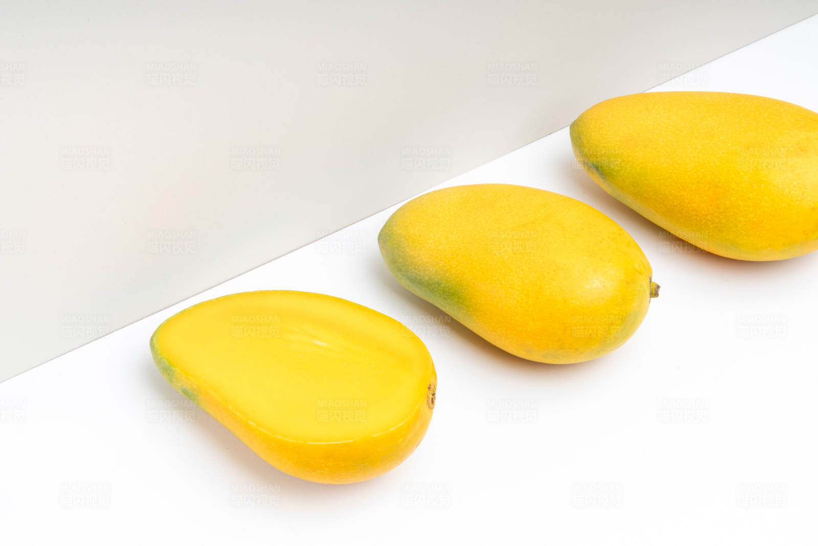 三个熟透的黄色芒果图片