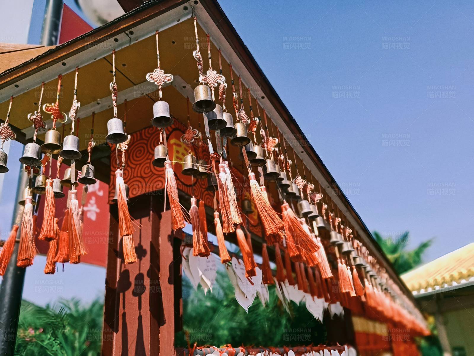 寺庙风铃迎风响图片