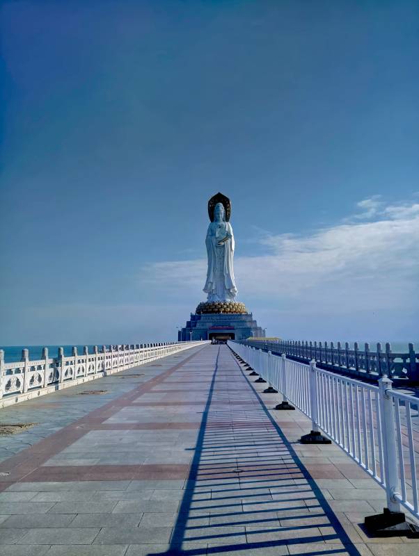 观音像前的长桥图片