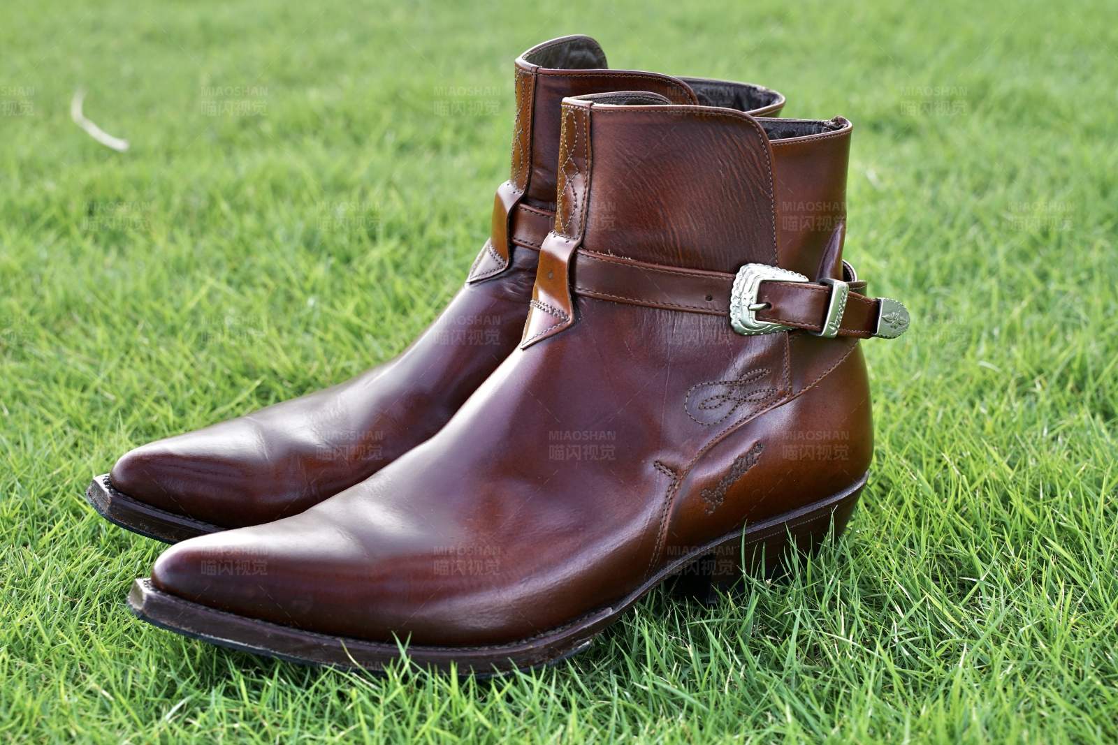 棕色皮靴草地特写图片