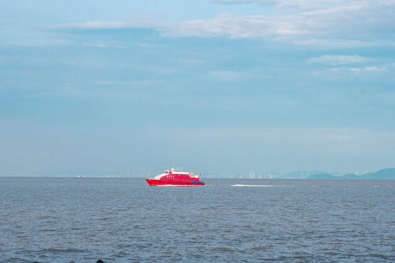 红船海上航行图片