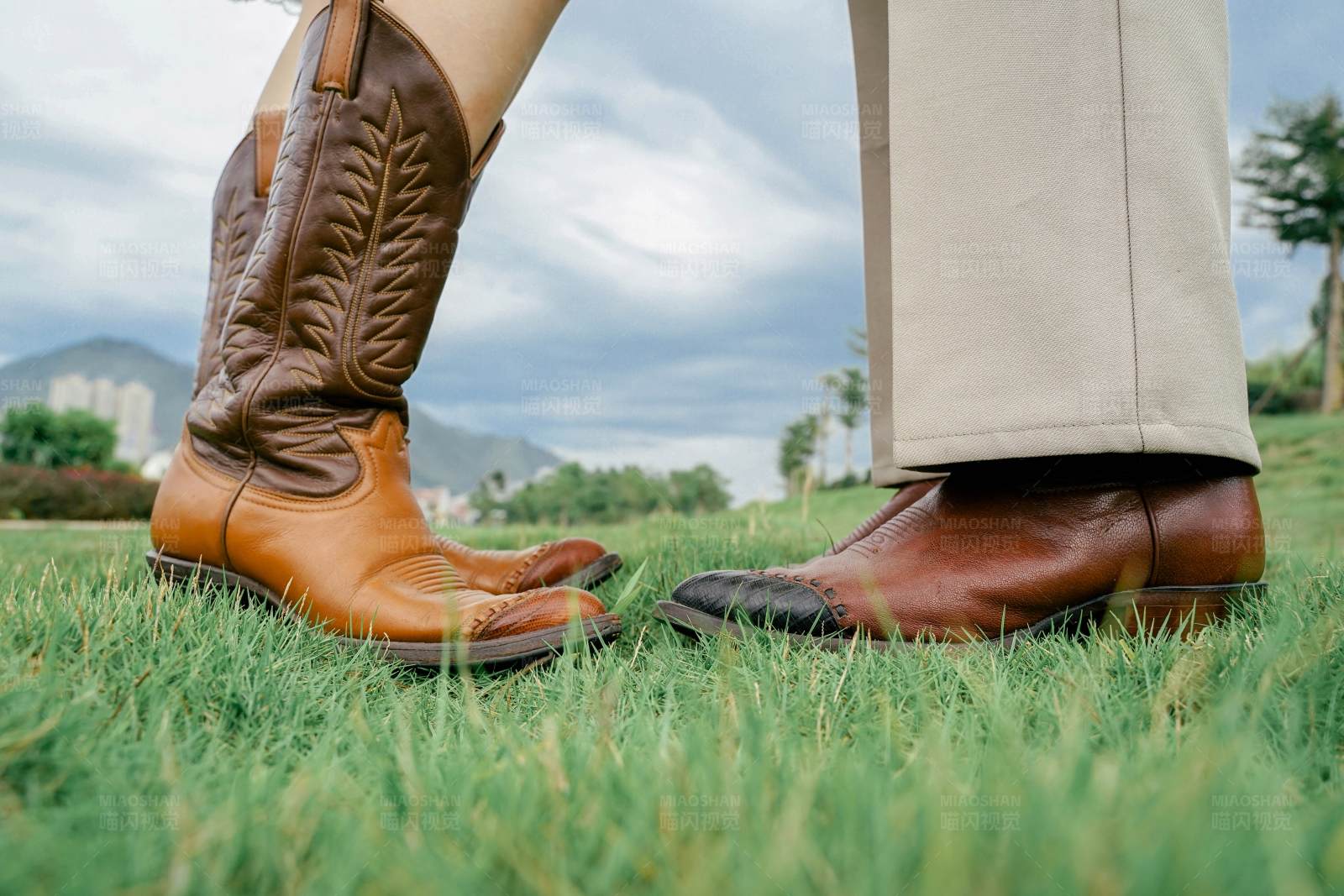 情侣牛仔靴特写图片