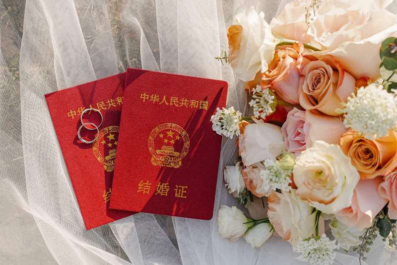 结婚证书与婚戒花束图片