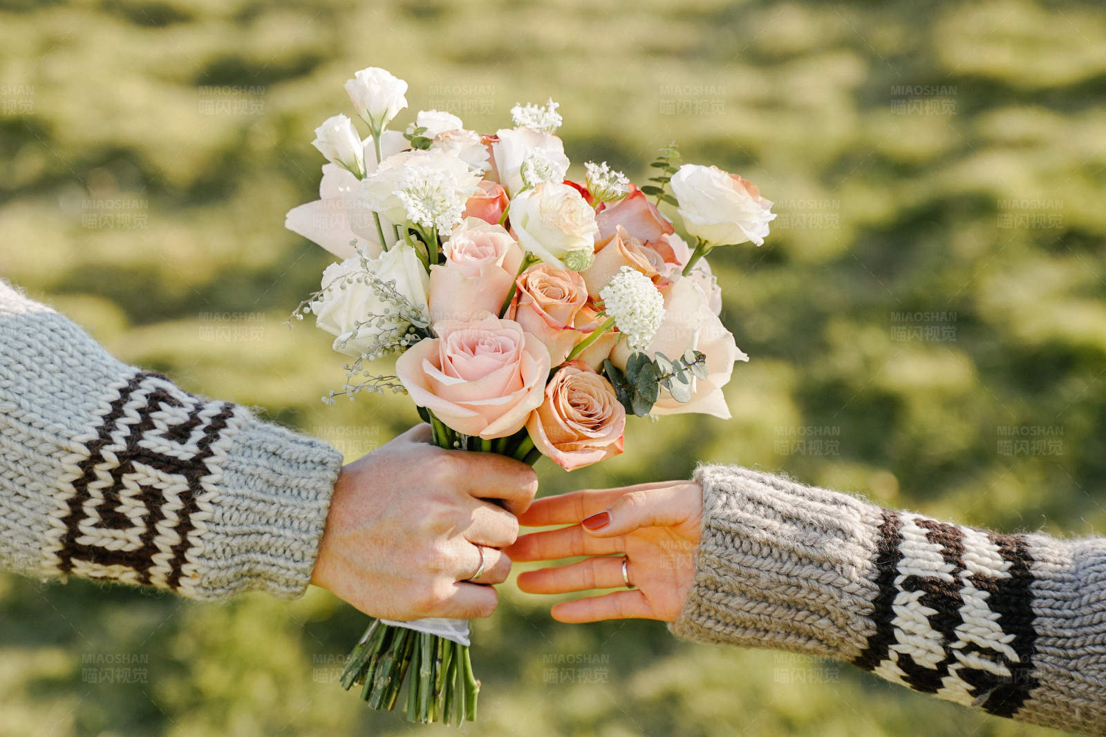 温暖牵手 花束传情图片