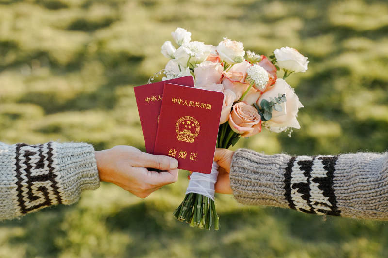 结婚证件与花束图片