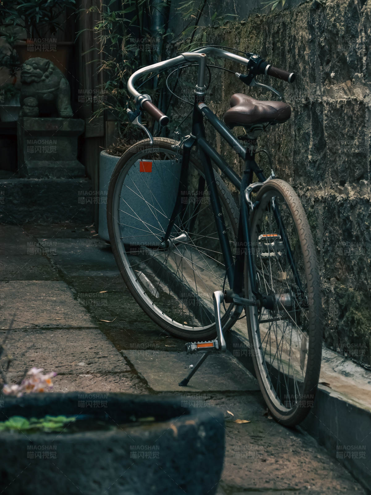 停靠在墙边的自行车图片