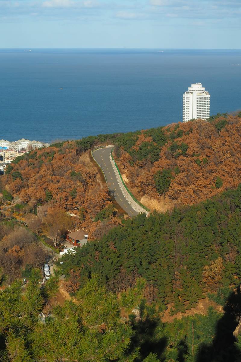 山海之间的蜿蜒道路图片