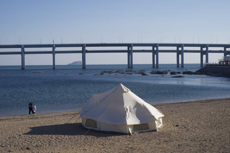 海滩露营 桥边帐篷图片