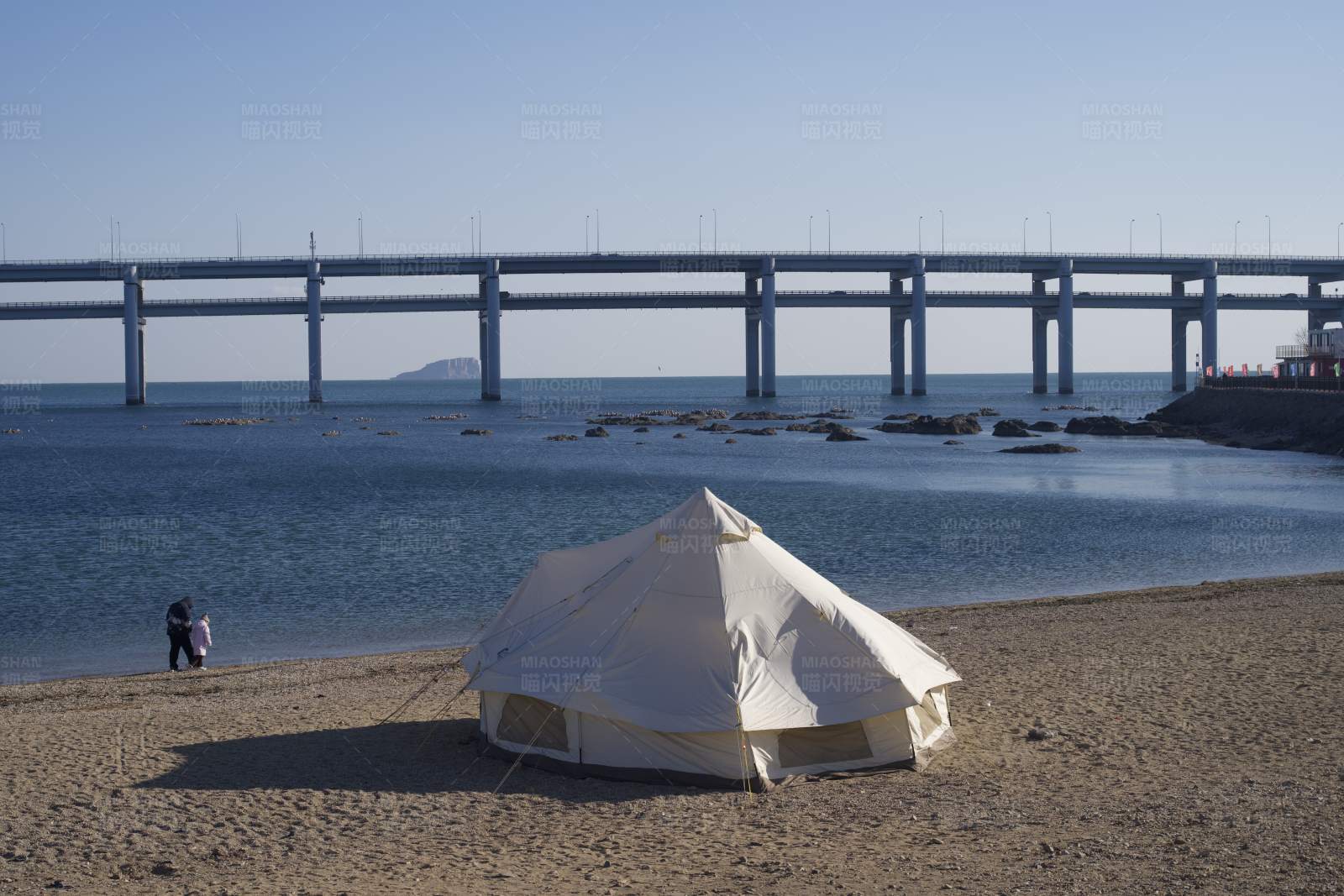 海滩露营 桥边帐篷图片