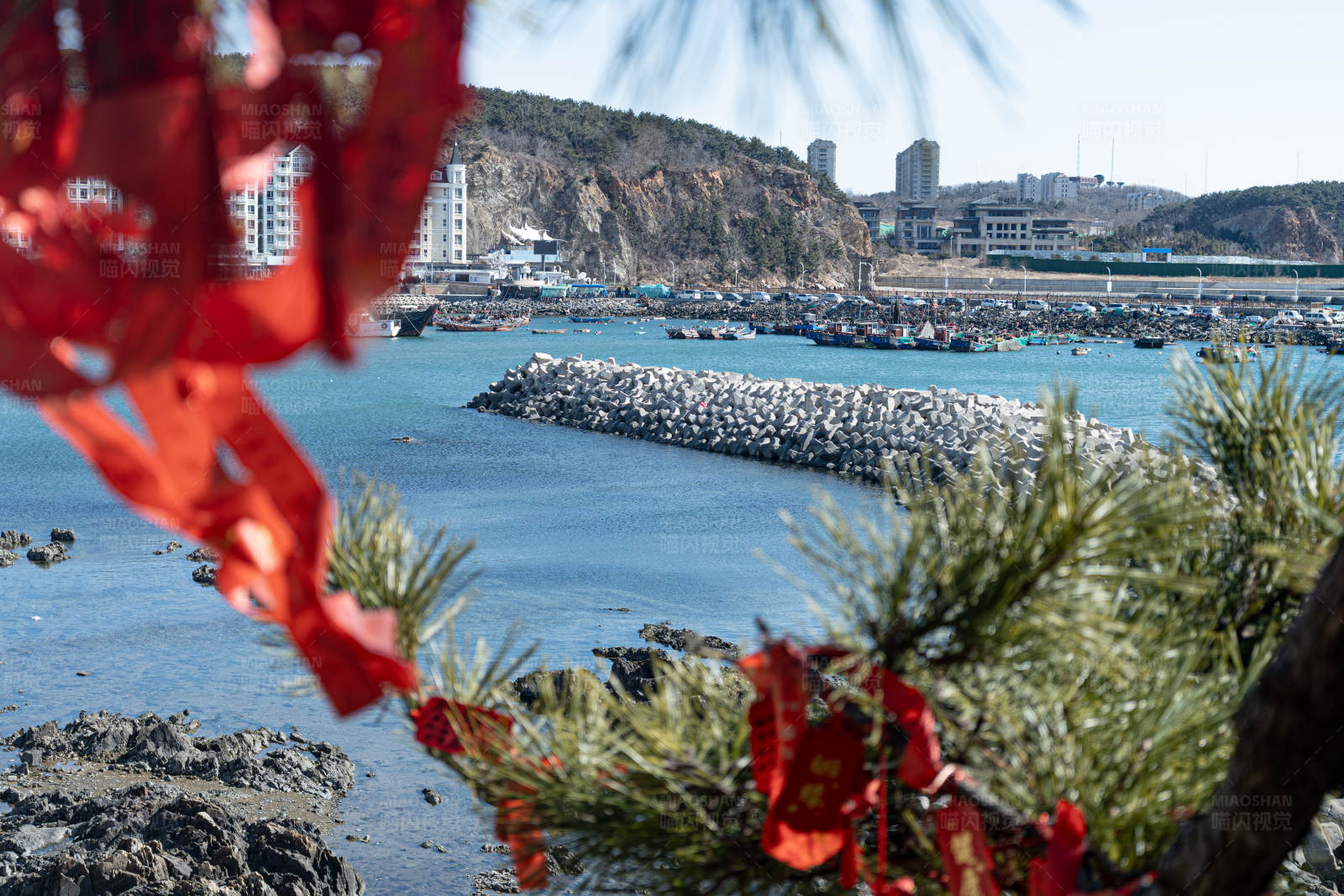 海边的红丝带与城市图片