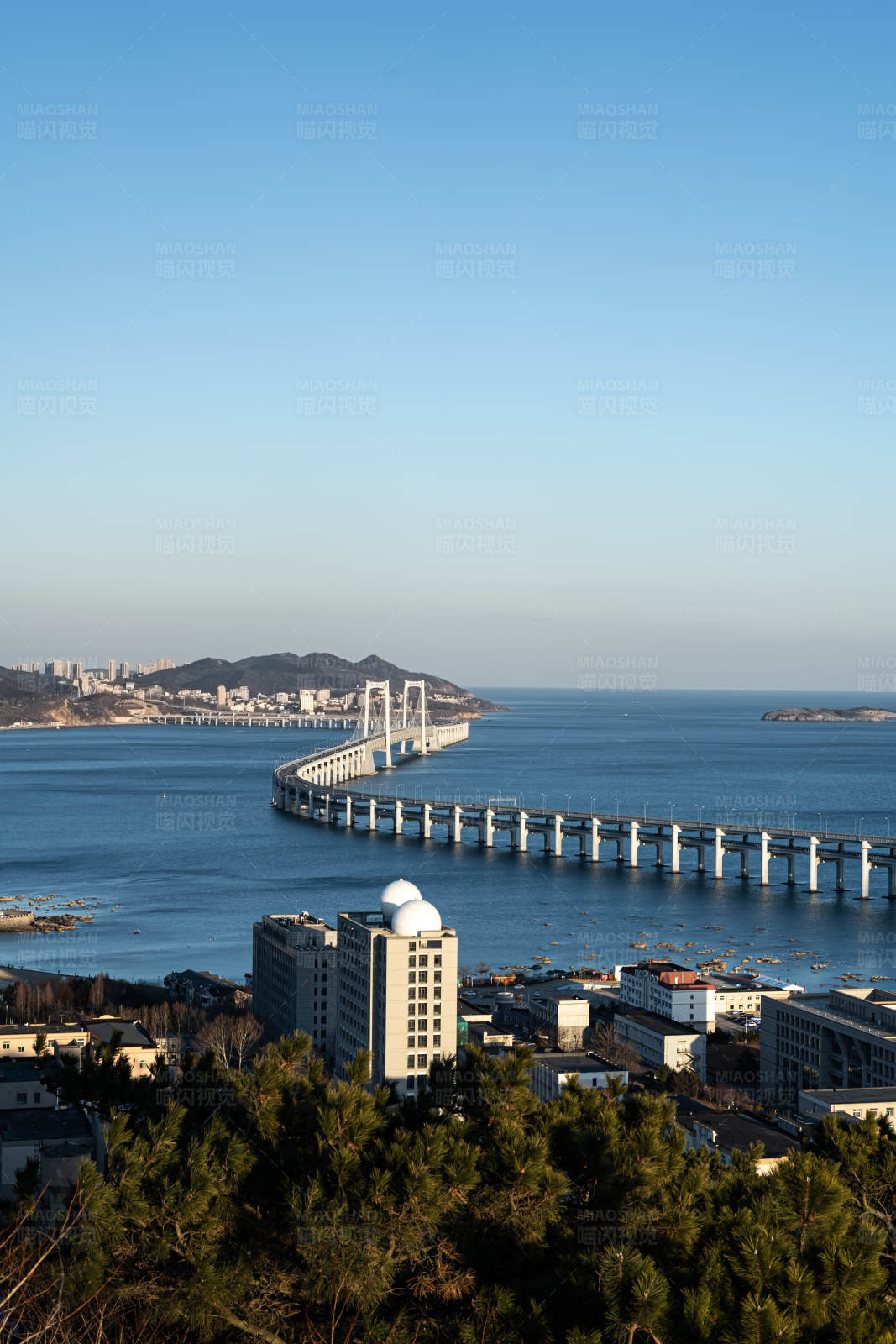 海上长桥连接城市图片