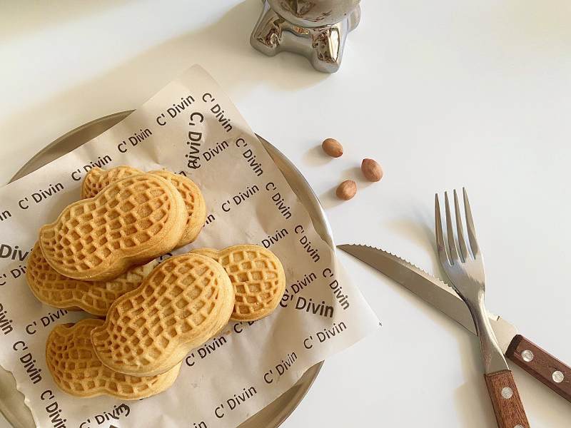 花生饼干与餐具图片