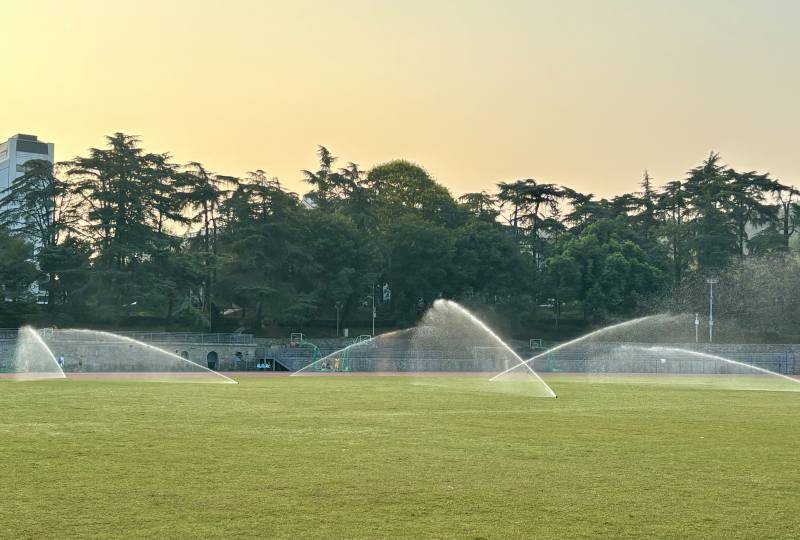 日落时分的足球场灌溉图片