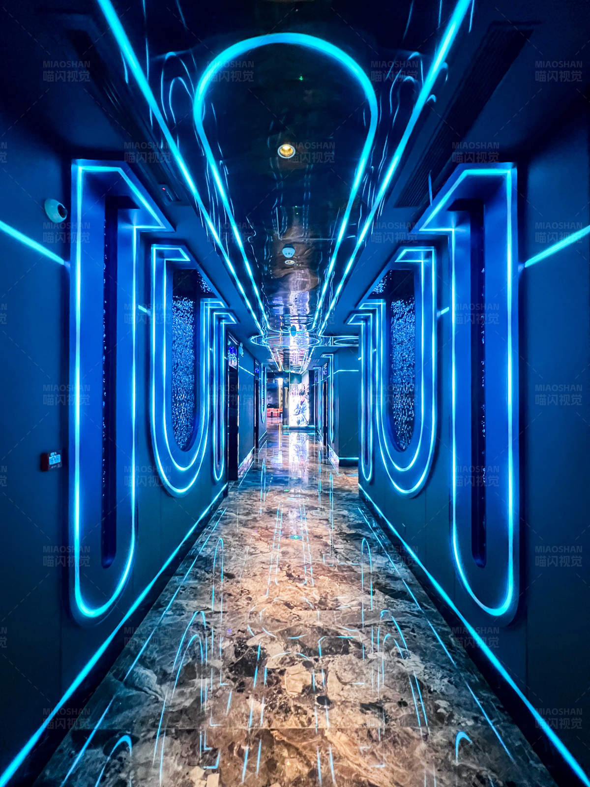 蓝色霓虹灯走廊图片