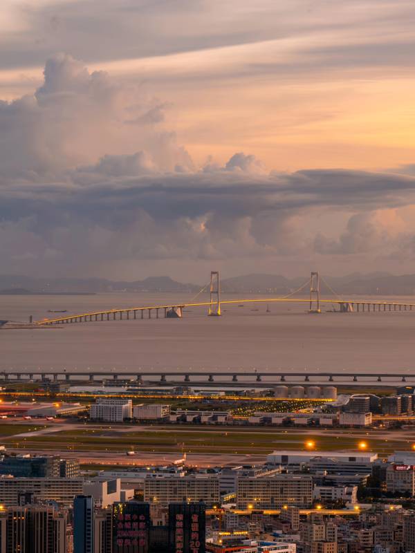 夕阳下的跨海大桥图片