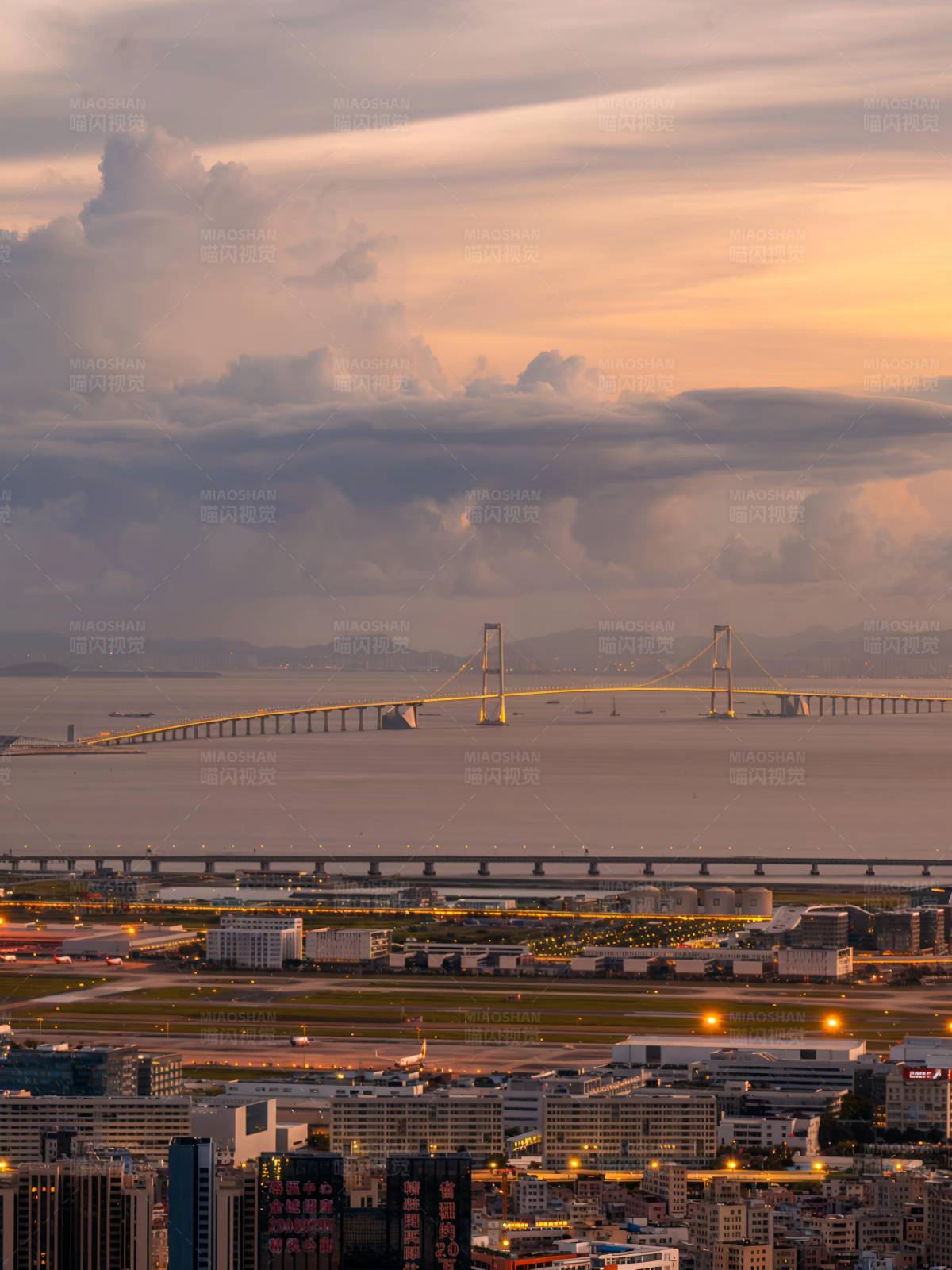 夕阳下的跨海大桥图片