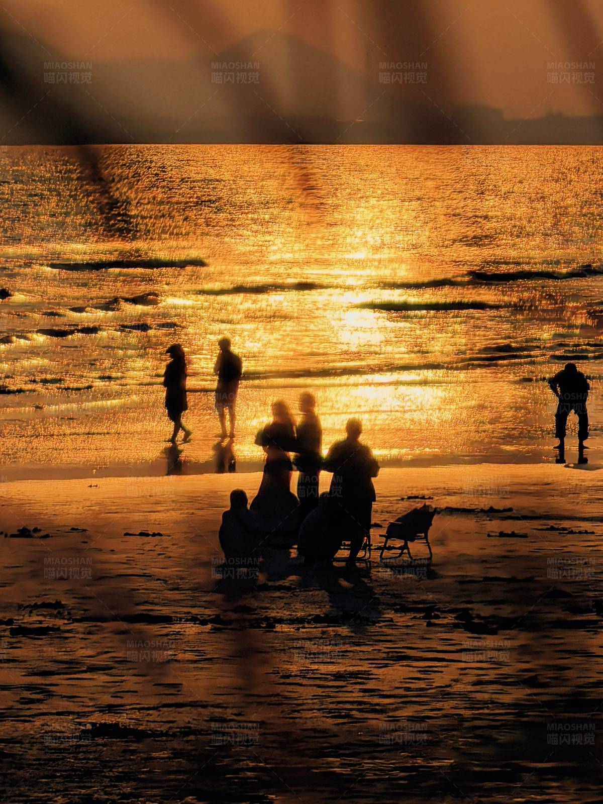 海滩夕阳下的剪影图片