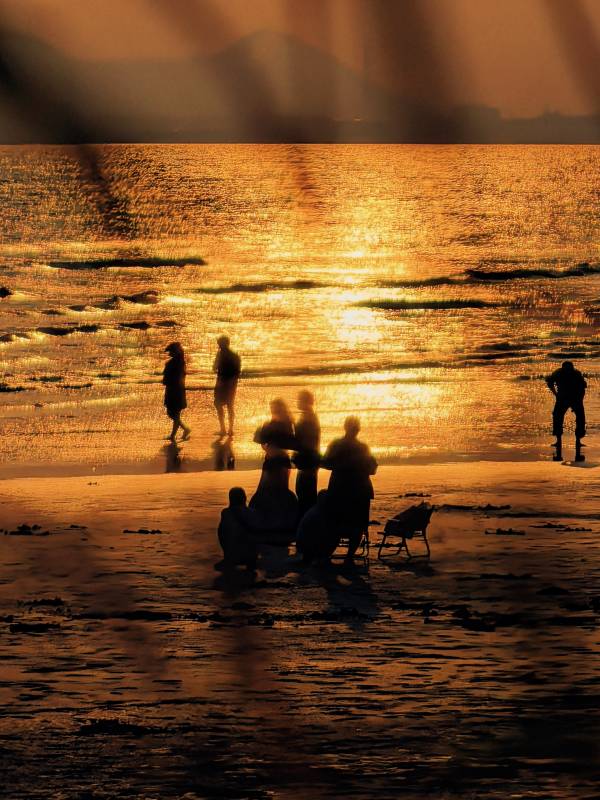 海滩夕阳下的剪影图片