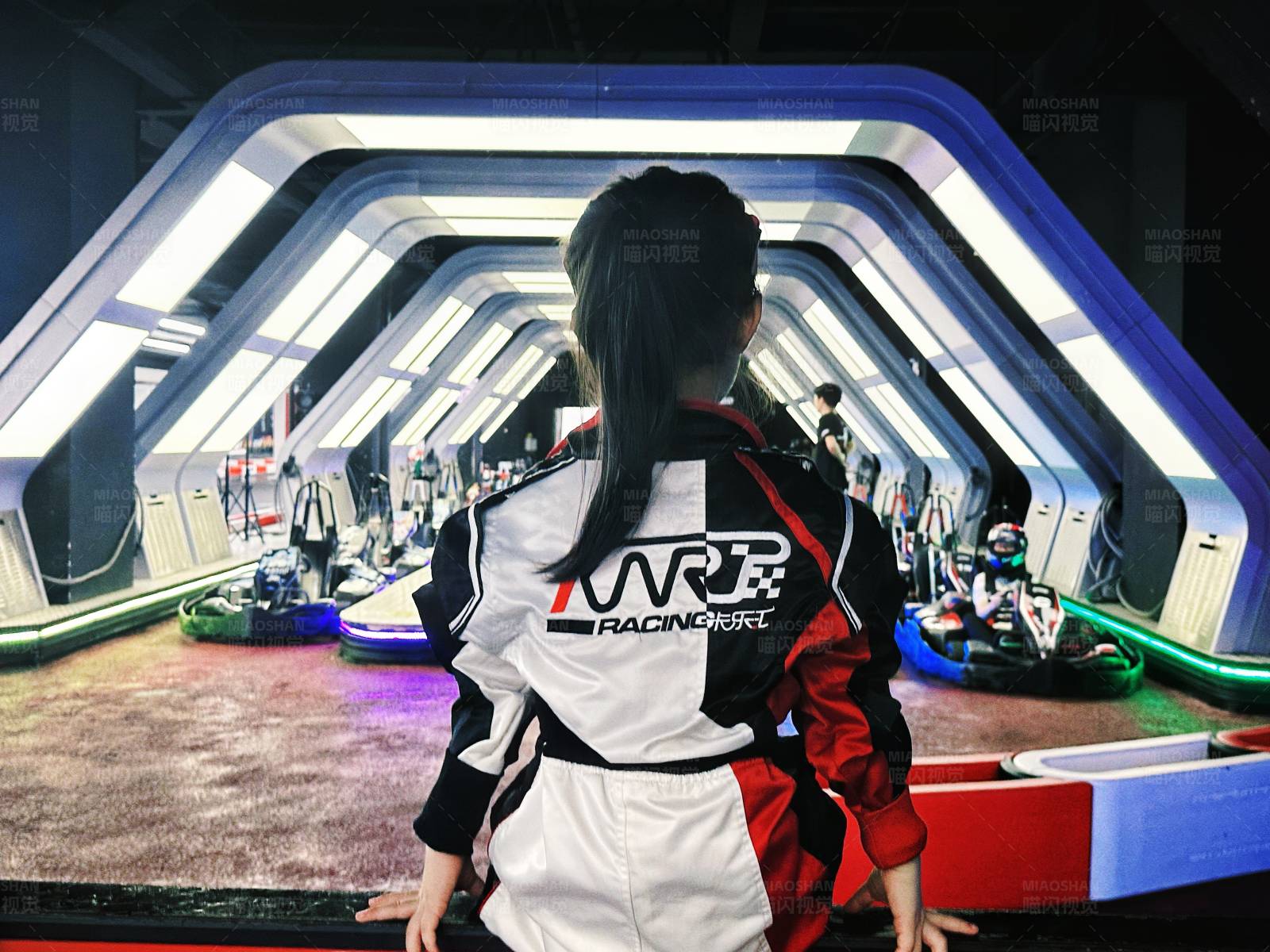 室内卡丁车赛道体验图片