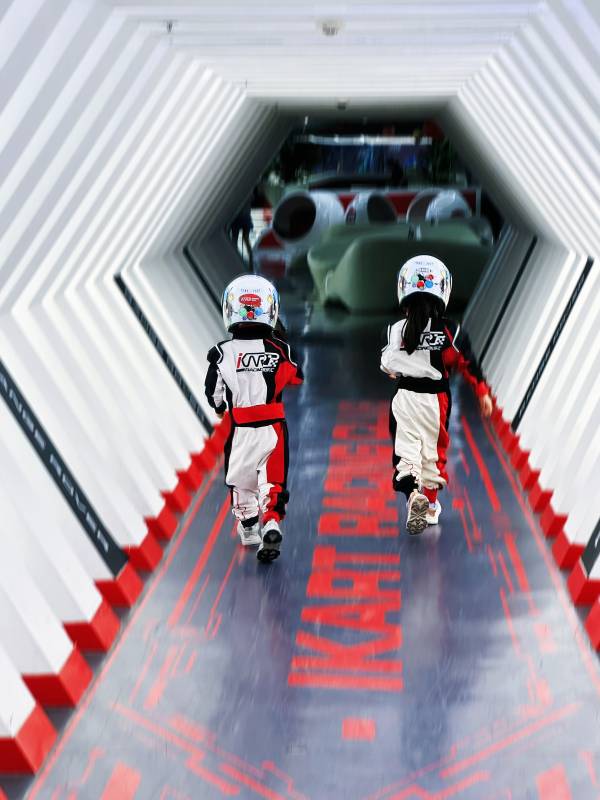 卡丁车手的赛道冲刺图片