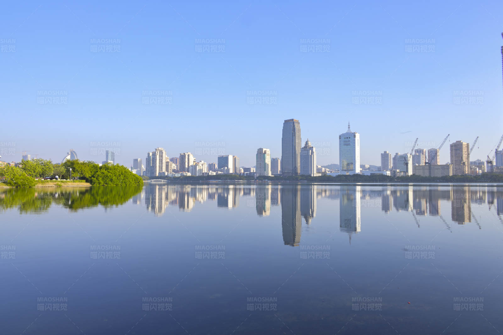 厦门筼筜湖城市倒影 湖面静谧图片