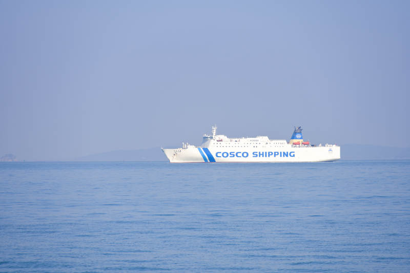 海上航行的COSCO货船图片