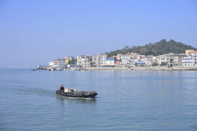 海上小船与海岸建筑图片