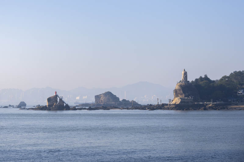 海天一色 礁石点缀图片