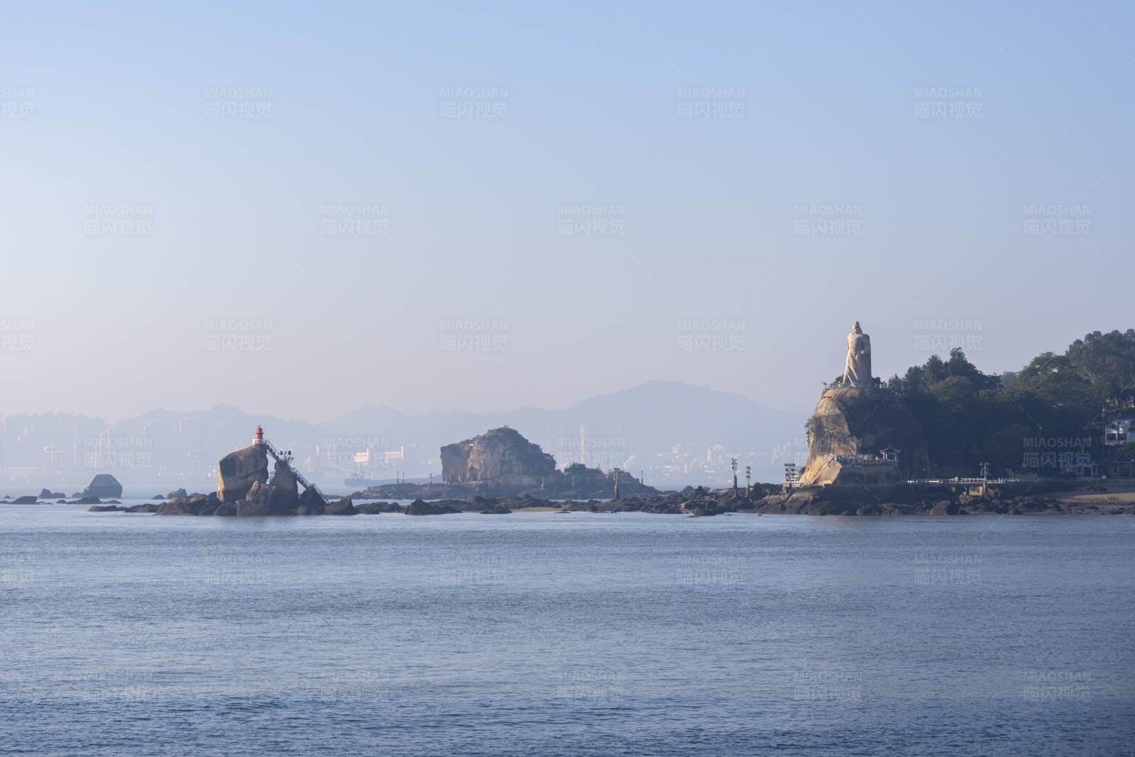 海天一色 礁石点缀图片