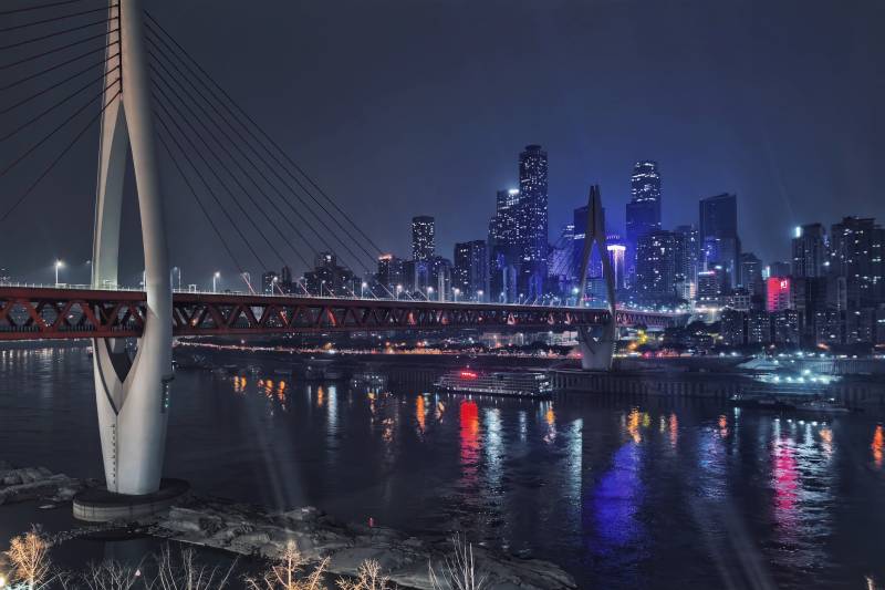 夜色下的城市桥梁图片