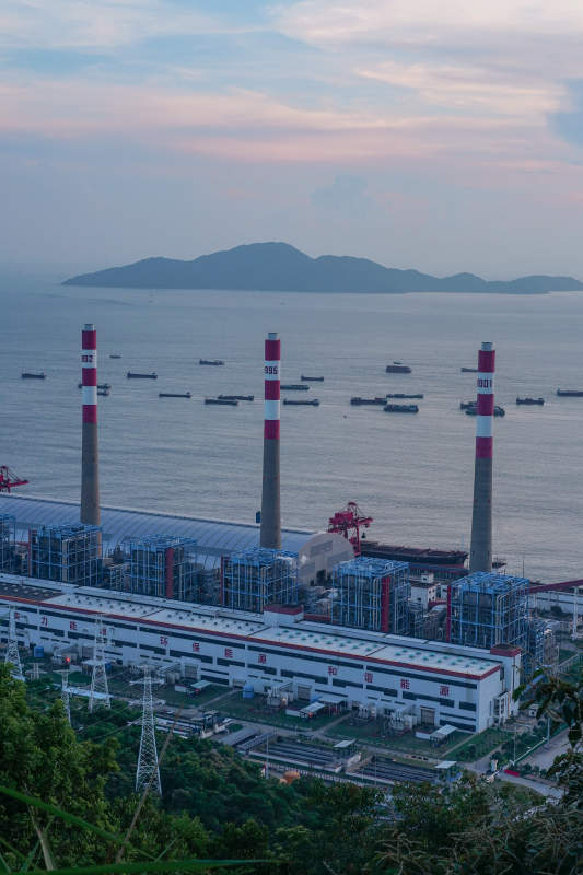 海边工业区日落景观图片