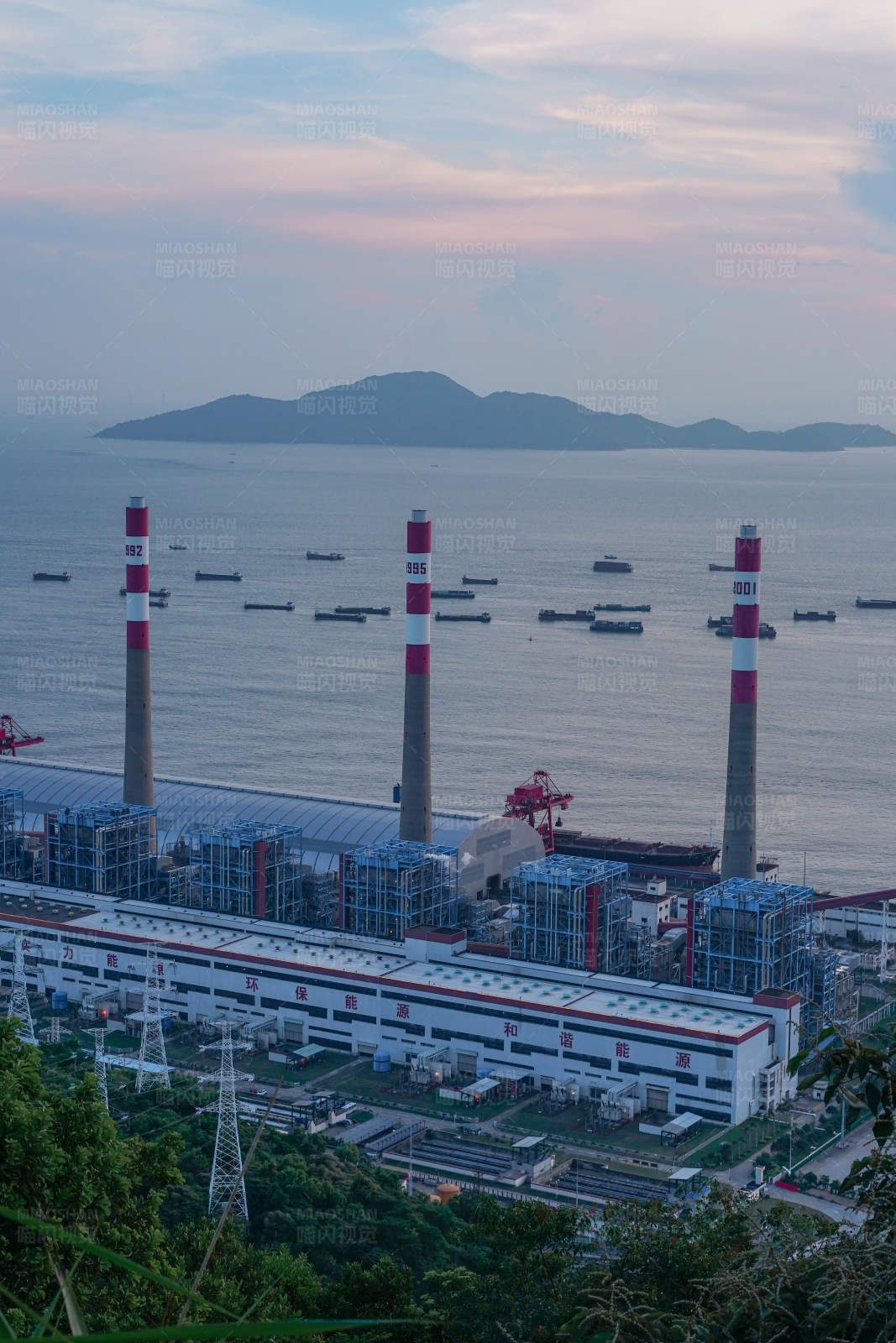 海边工业区日落景观图片