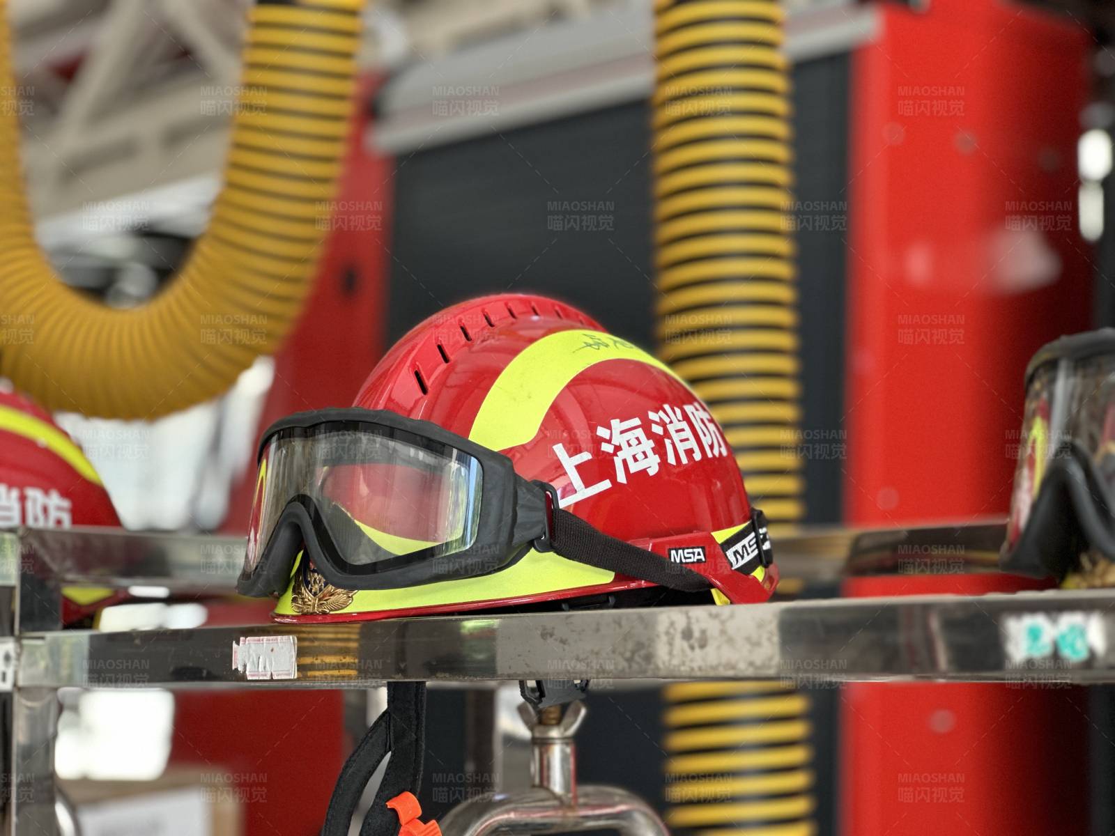 上海消防头盔图片