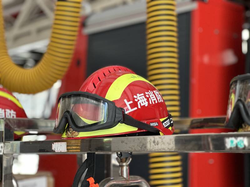 上海消防头盔图片